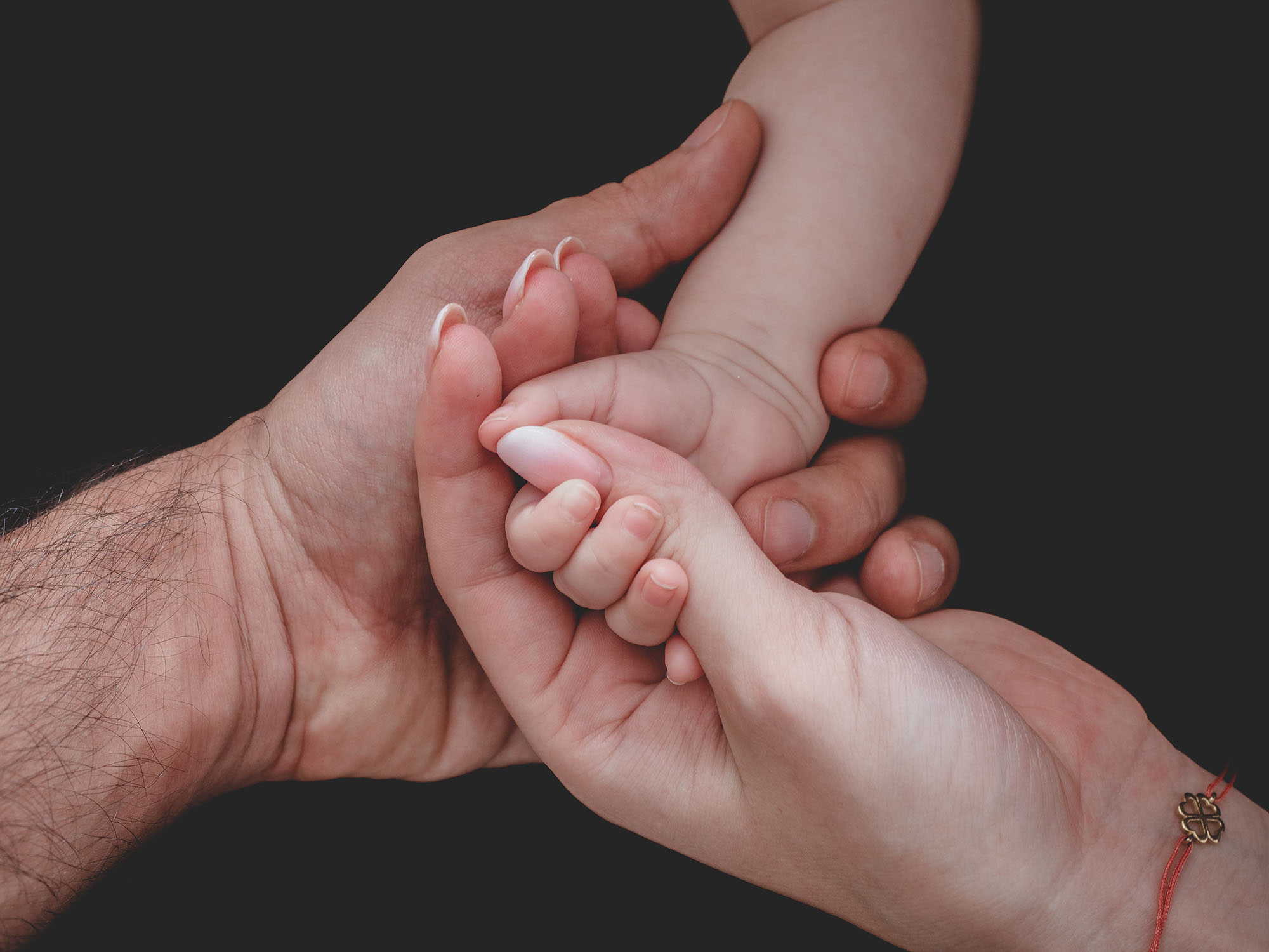 Handed family. Младенец на руках. Родители с младенцем на руках. Руки родителей. Ручки малыша в руках родителей.